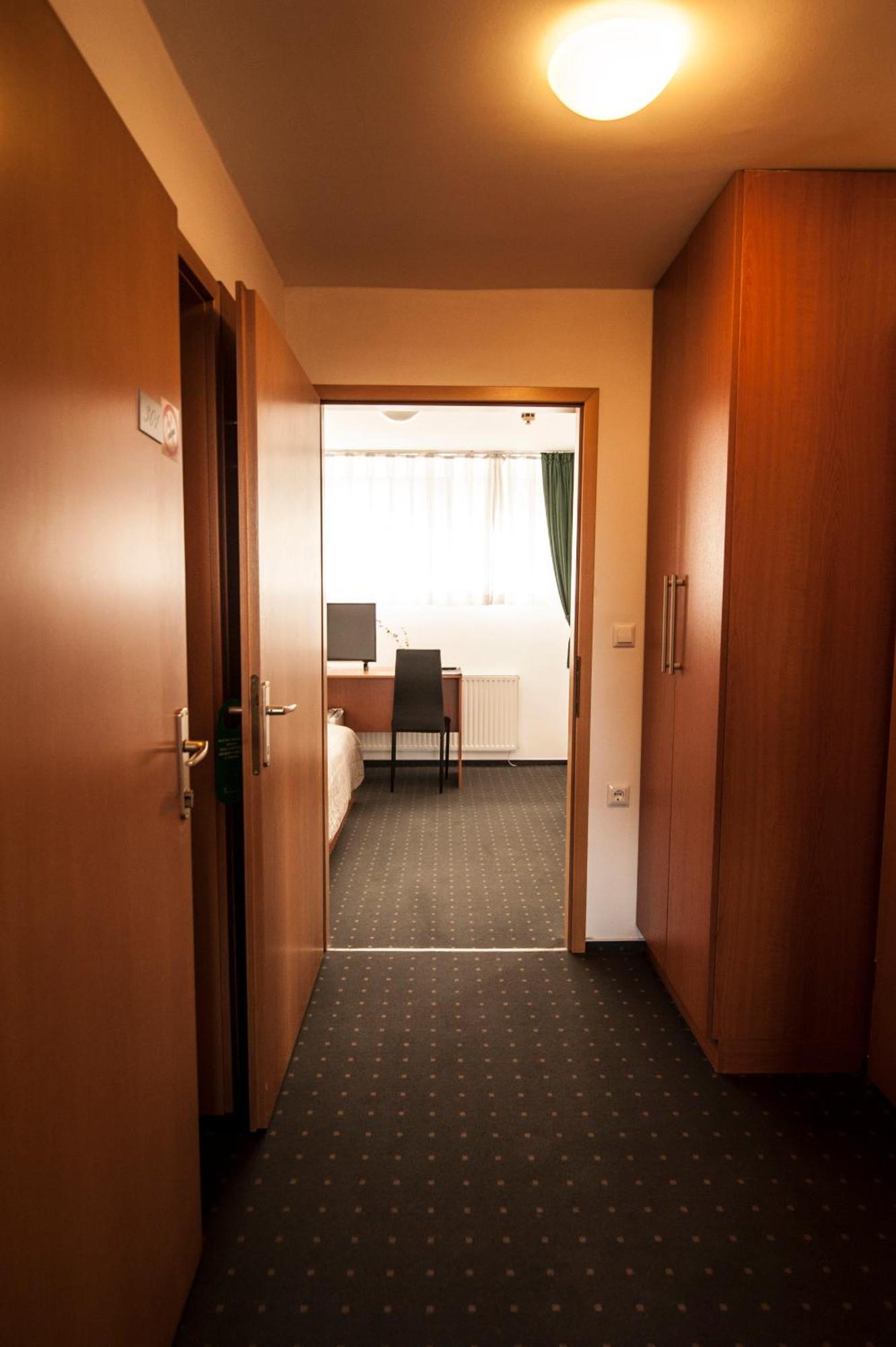 Hotel Faraon تْسيلْيي الغرفة الصورة
