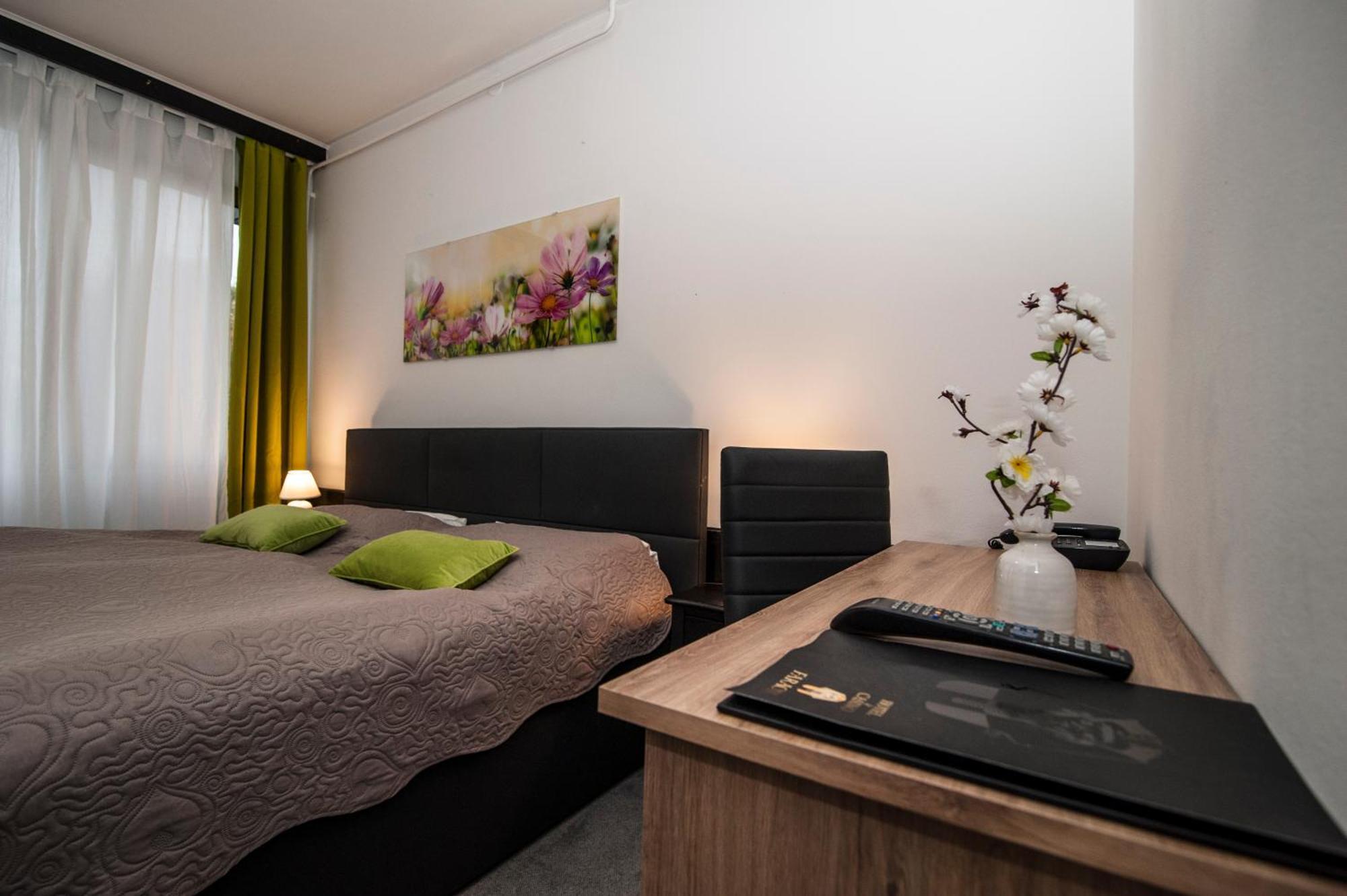 Hotel Faraon تْسيلْيي الغرفة الصورة