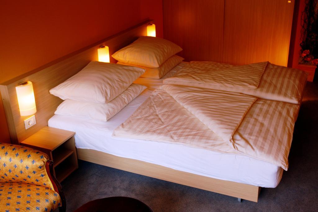 Hotel Faraon تْسيلْيي الغرفة الصورة