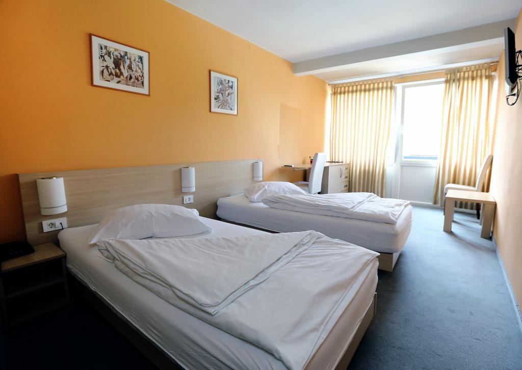 Hotel Faraon تْسيلْيي الغرفة الصورة